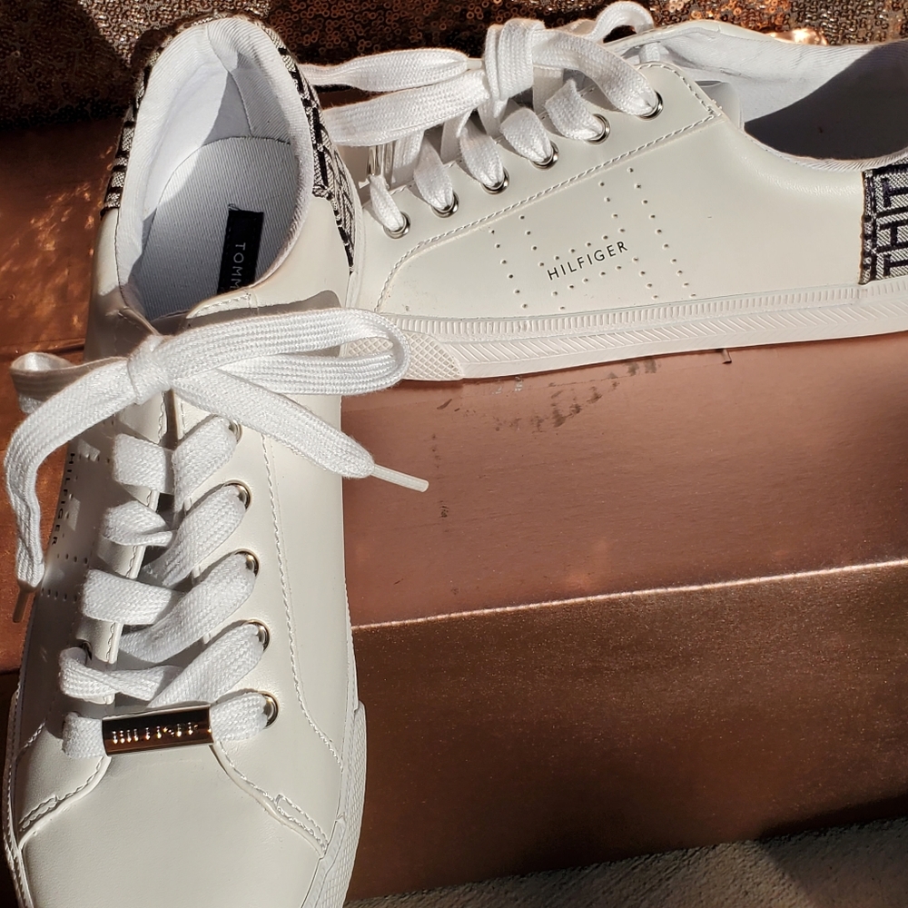 Tennis shoes